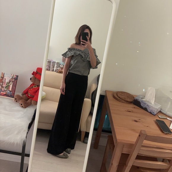 Super cute off shoulder top with ruffles - Picture 3 of 14